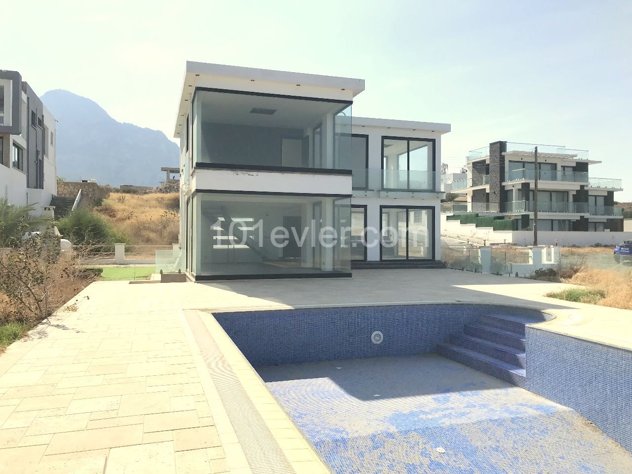 Kyrenia, Karşıyaka sea front, zero to sea modern 3 bedroom villa. Infinity pool, huge basement. 05338403555