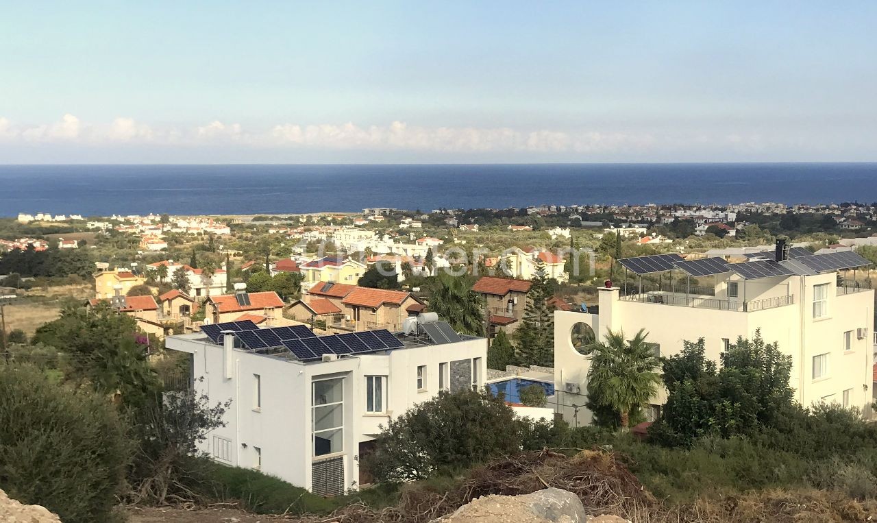 In Kyrenia Karsiyaka befindet sich ein 1100m2 großes türkisches Land. Entscheiden Sie nicht, bis sie die perfekte Aussicht haben, die Adlernest genannt werden kann. 05338403555 ** 