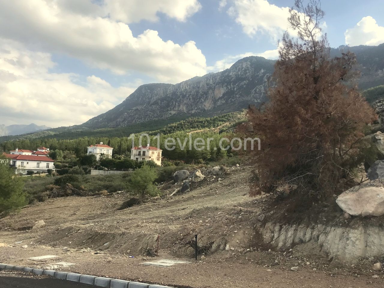 Girne Karşıyaka'da mükemmel konumda 1100m2 Türk koçanlı arazi. Mükemmel manzarasını görmeden karar vermeyin. 05338403555