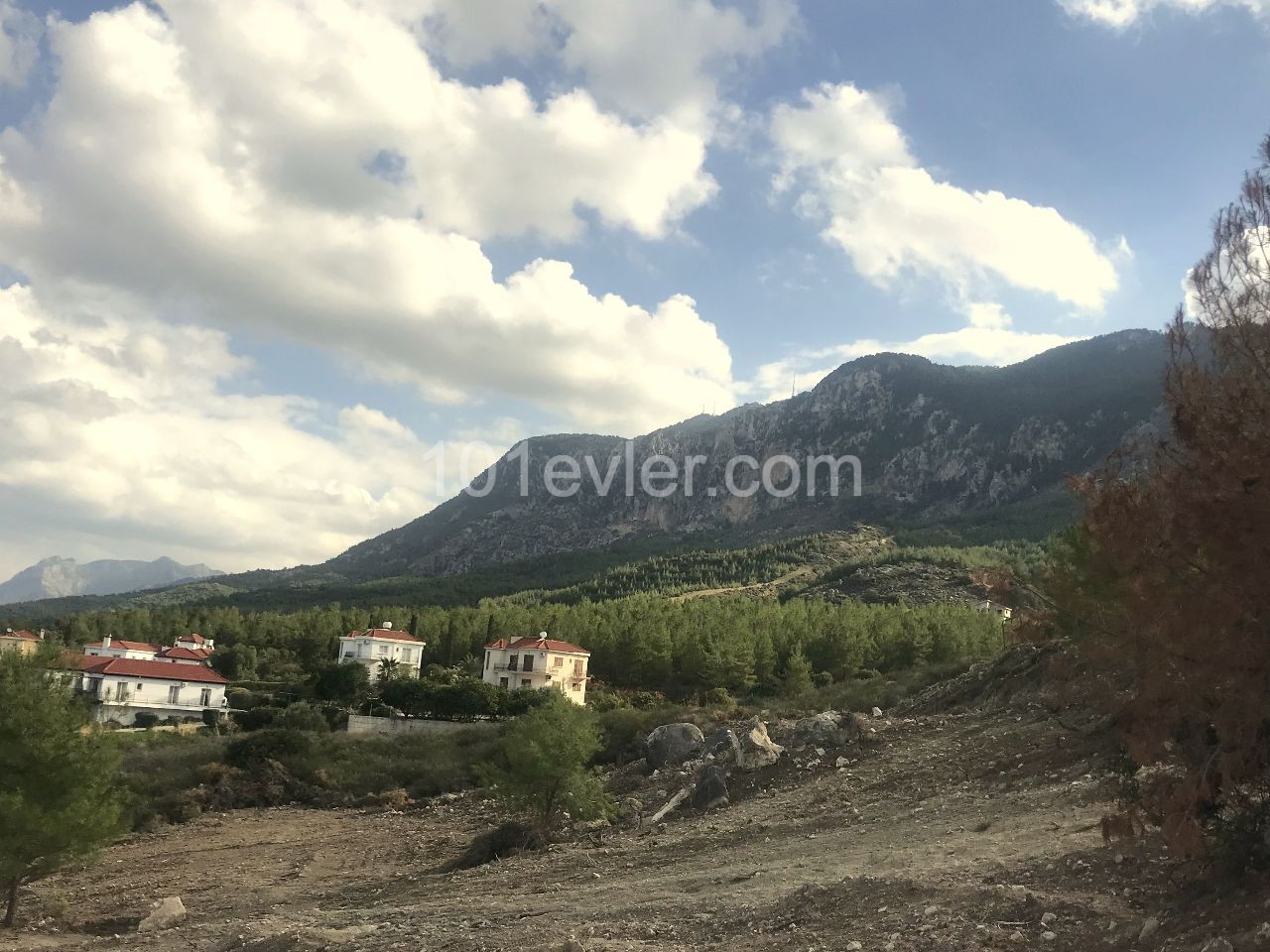 In Kyrenia Karsiyaka befindet sich ein 1100m2 großes türkisches Land. Entscheiden Sie nicht, bis sie die perfekte Aussicht haben, die Adlernest genannt werden kann. 05338403555 ** 