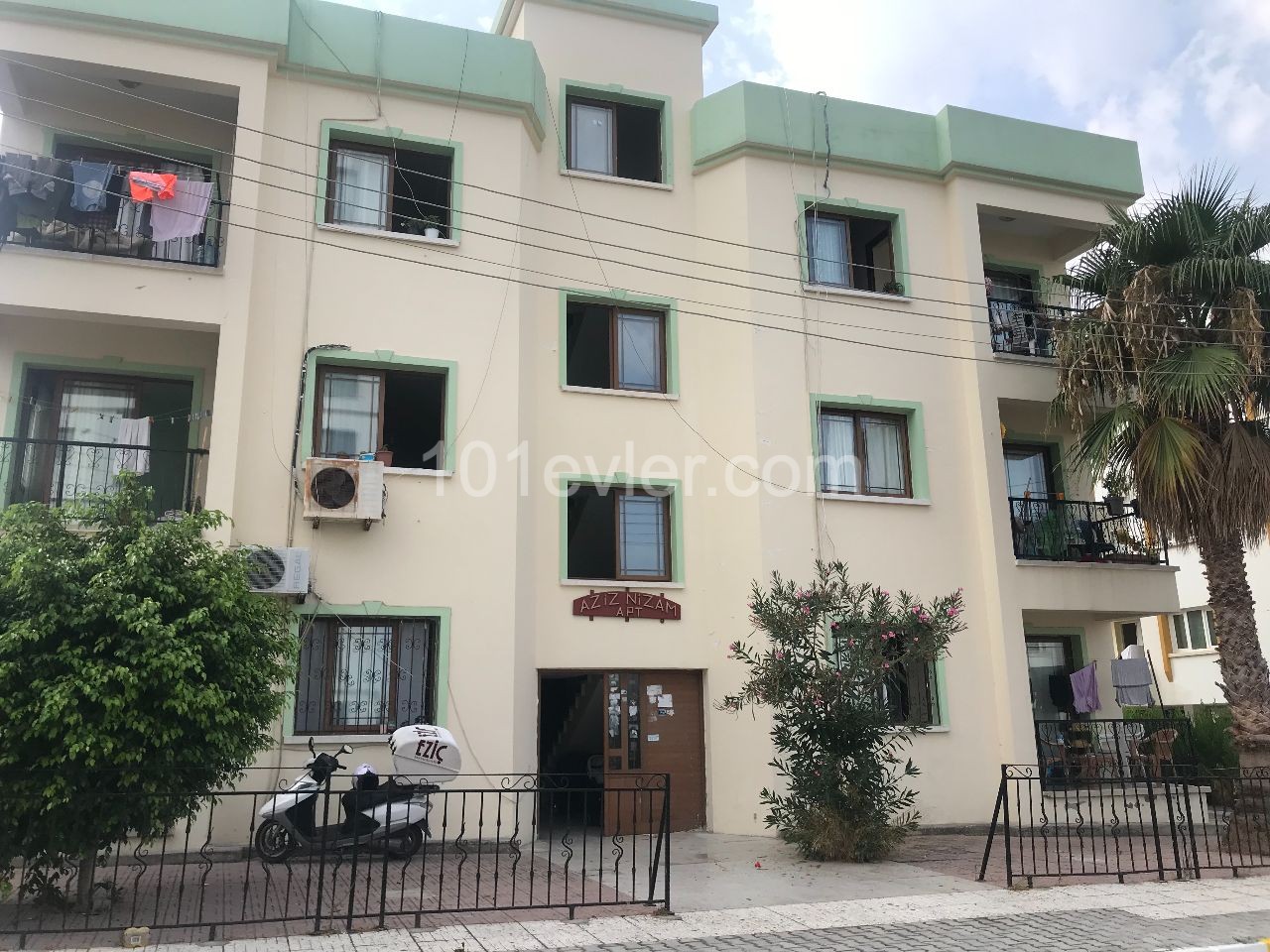 Girne merkez Kaşgar court bölgesi komple satılık apartman. 3 kat 12 daire. Eşdeğer koçan. 05338403555