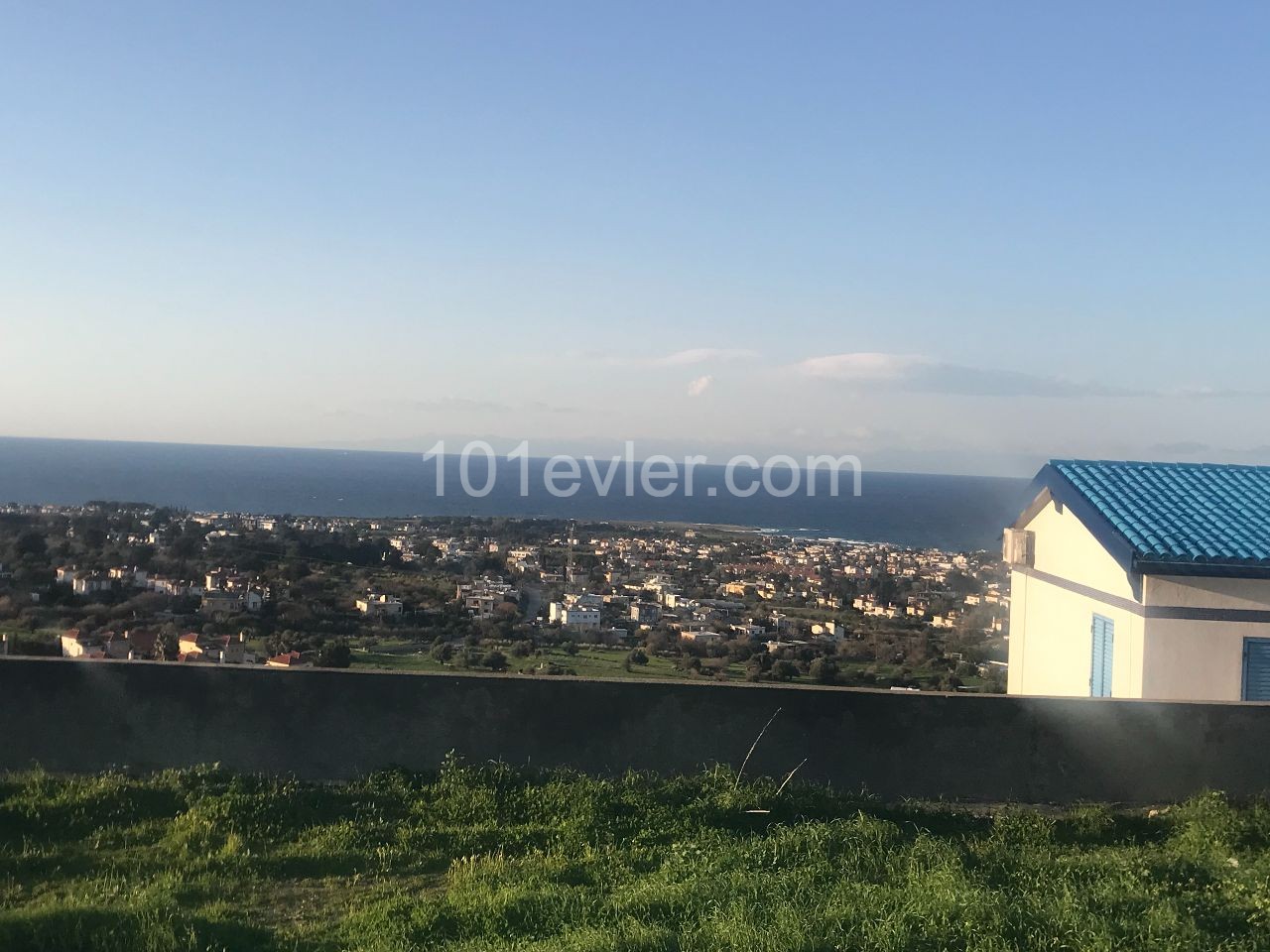 Girne Karşıyaka'da 1 dönüm 1 evlek Türk tapulu, önü kesilmez manzaralı %90 imara sahip arazi. 05338403555