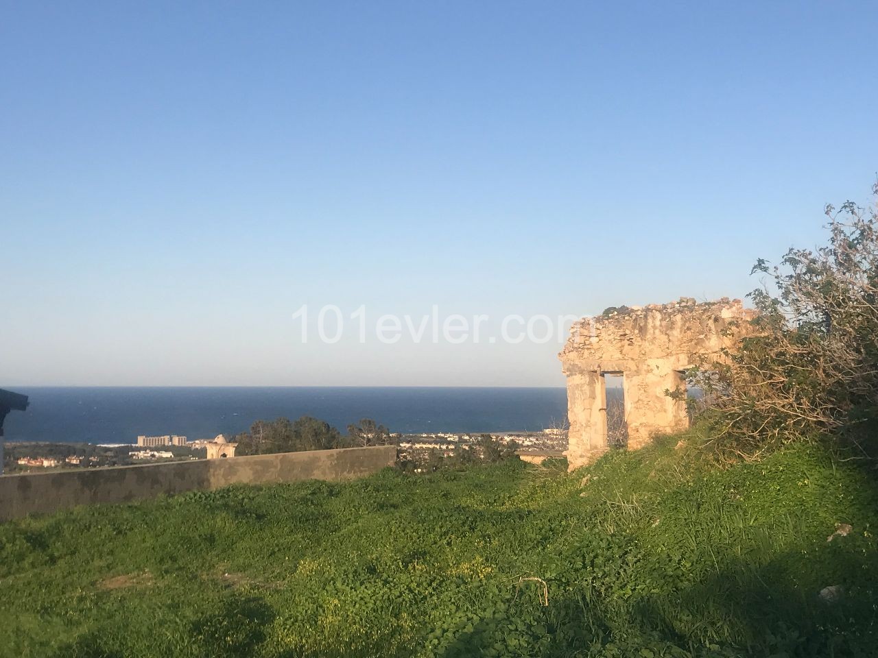 1 decare 1 evlek land in Girne Karşıyaka with Turkish title deed, 90% construction with uninterrupted view. 05338403555 ** 