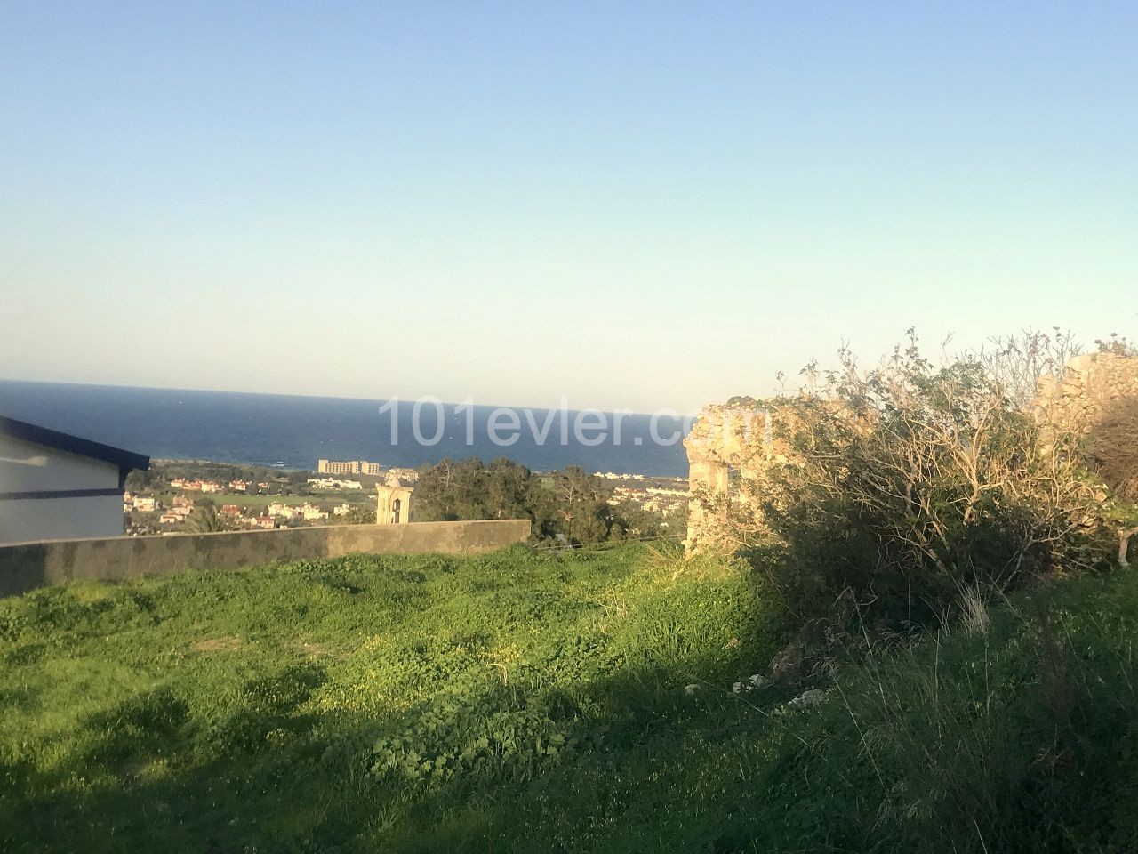 Girne Karşıyaka'da 1 dönüm 1 evlek Türk tapulu, önü kesilmez manzaralı %90 imara sahip arazi. 05338403555