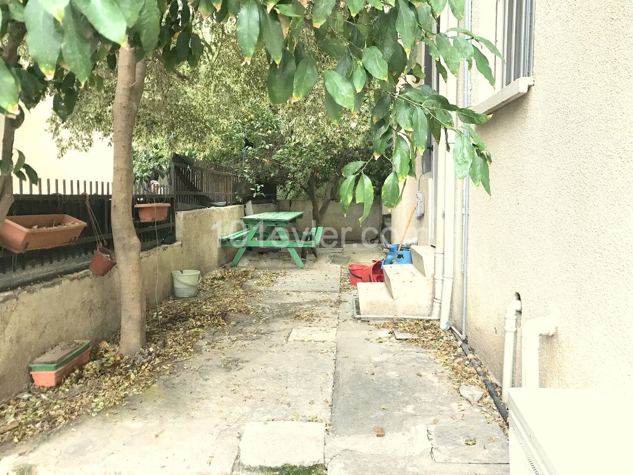 3 bedroom ground floor apartment with a garden. walking distance to Lemar Gloria jeans pascucci and aminities. Exchange title deed no VAT.05338403555