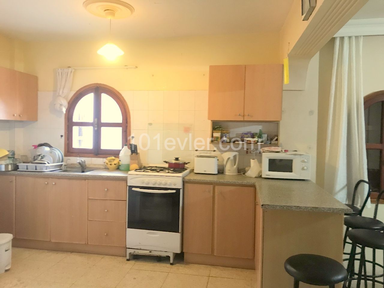 Detached villa in Girne Sadrazamköy, in a complex with swimming pool by the sea. 3 bedrooms, garden full of fruit trees, ready on the cob. No VAT. 05338403555 ** 