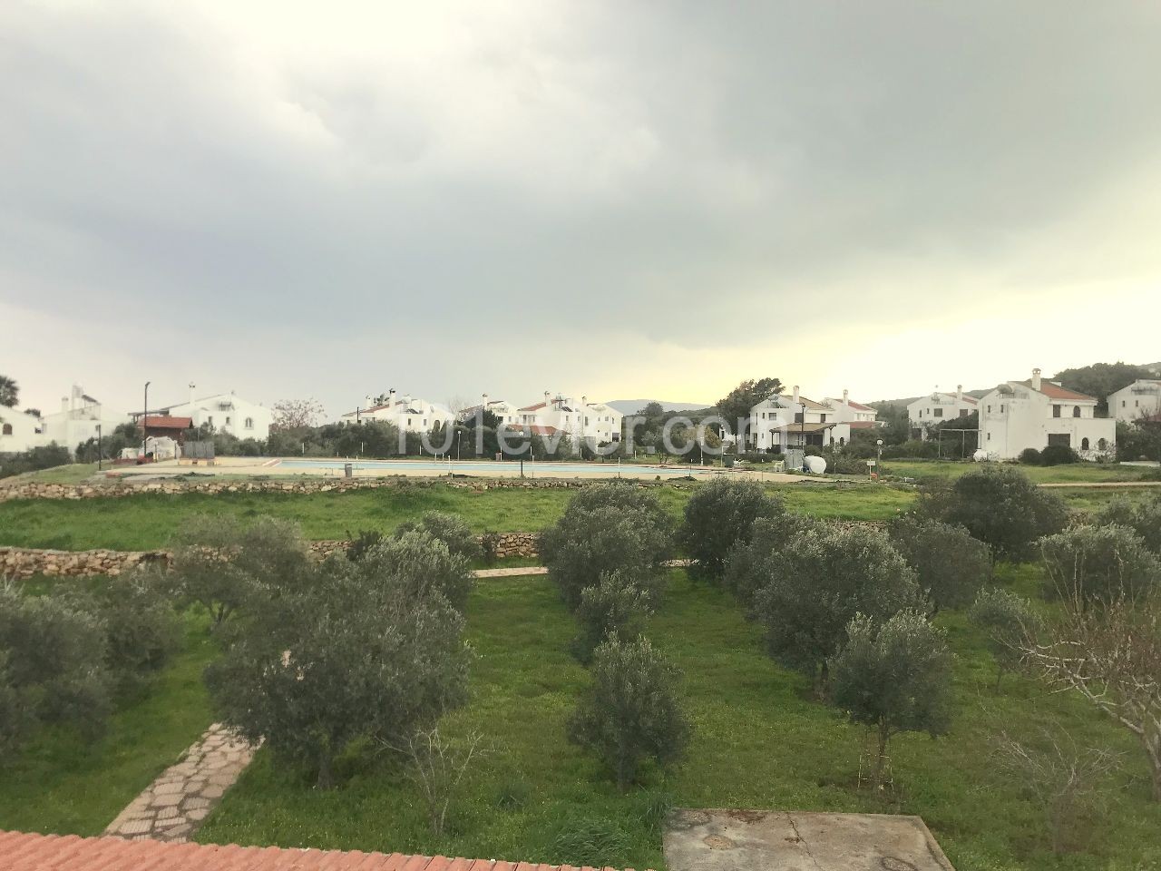 Detached villa in Girne Sadrazamköy, in a complex with swimming pool by the sea. 3 bedrooms, garden full of fruit trees, ready on the cob. No VAT. 05338403555 ** 