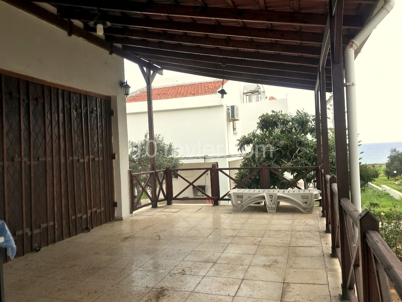 Girne Sadrazamköy'de, denize sıfır havuzlu site içerisinde müstakil villa. 3 yatak odalı, bahçesi meyve ağaçları ile dolu, koçanı hazır KDV yok. 05338403555