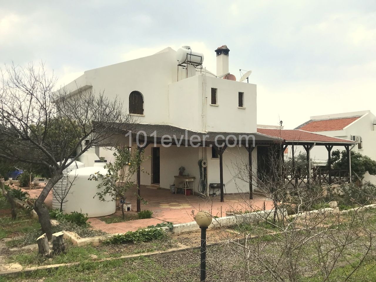 Detached villa in Girne Sadrazamköy, in a complex with swimming pool by the sea. 3 bedrooms, garden full of fruit trees, ready on the cob. No VAT. 05338403555 ** 