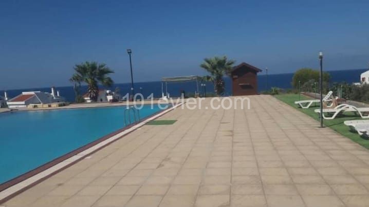 Detached villa in Girne Sadrazamköy, in a complex with swimming pool by the sea. 3 bedrooms, garden full of fruit trees, ready on the cob. No VAT. 05338403555 ** 