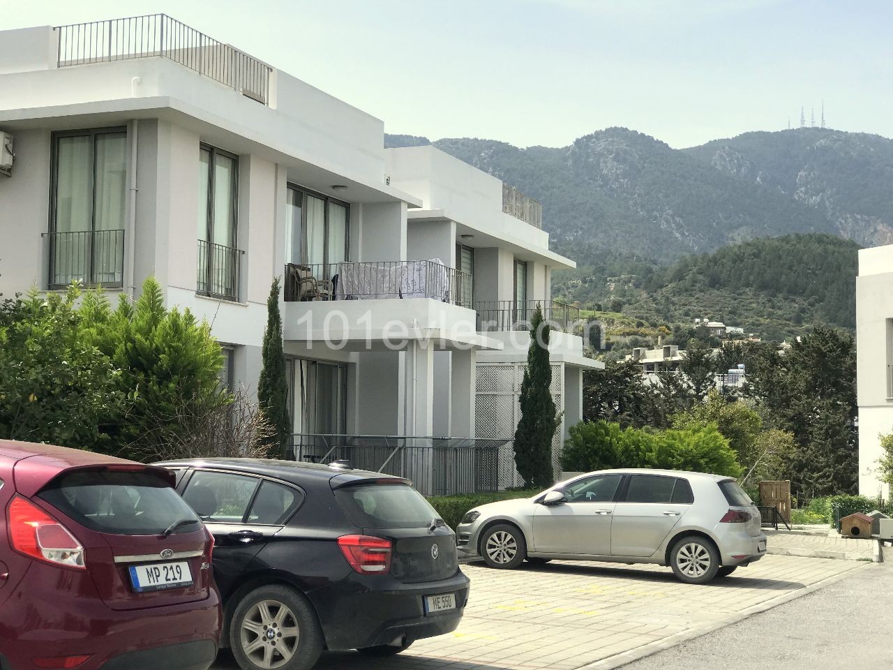 Reihenhauswohnung im 1. Stock auf einem Grundstück mit 24x7-Sicherheit in Kyrenia Alsancak ist zu vermieten.05338403555
