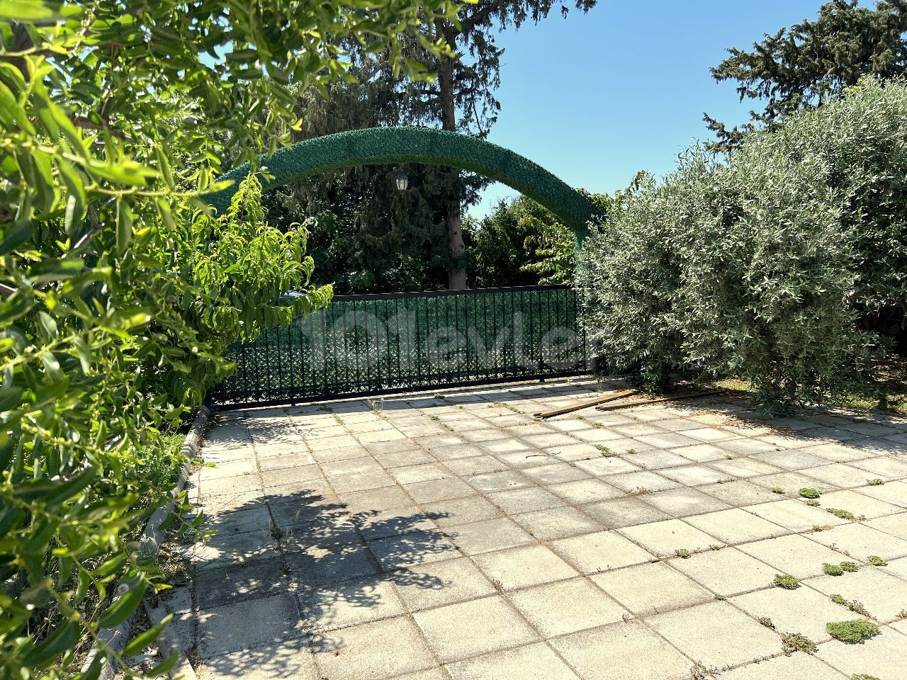 Villa in Kyrenia Karsiyaka mit reifen Obstbäumen, großem Garten, Wasserbrunnen und privatem Pool.05338403555 ** 