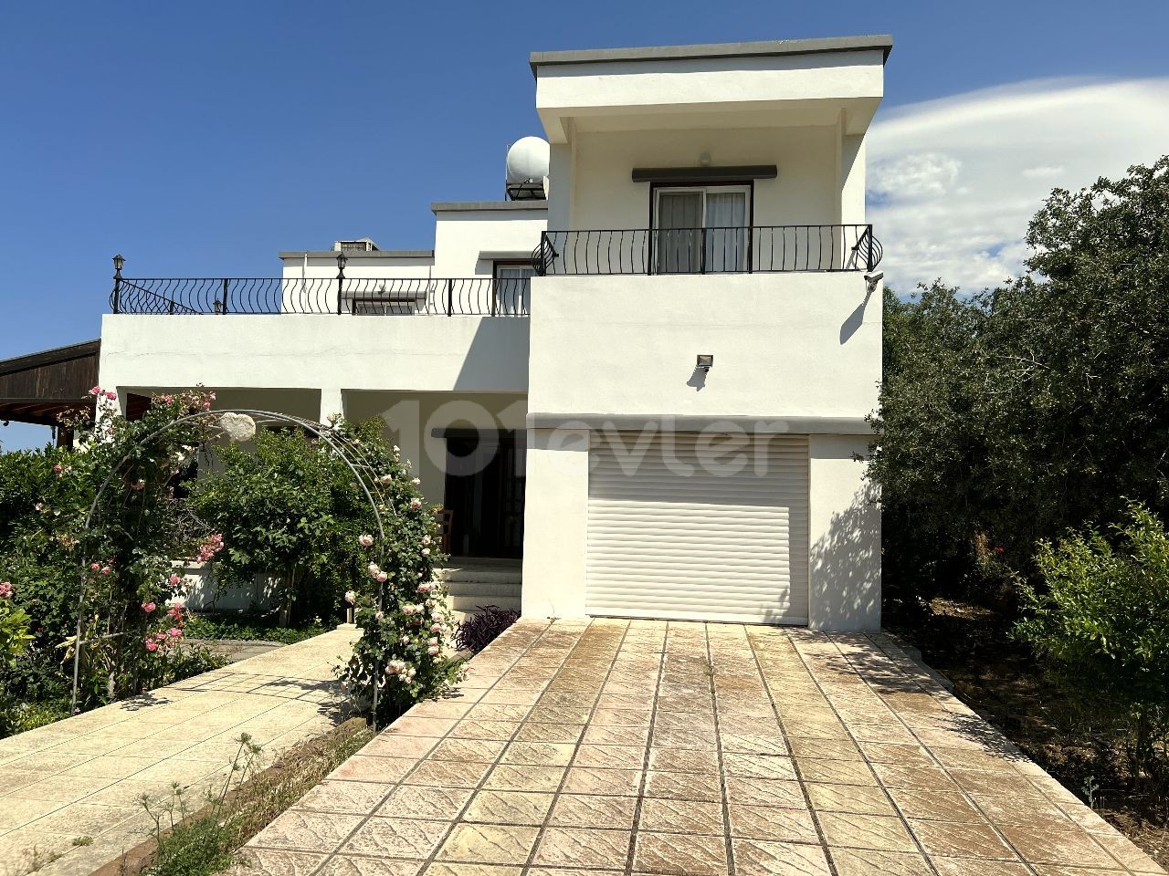 Girne Karşıyaka'da olgun meyve ağaçlarıyla dolu, büyük bahçeli, su kuyusu ve özel yüzme havuzlu villa.05338403555