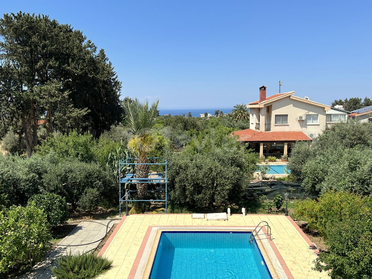 Villa in Kyrenia Karsiyaka mit reifen Obstbäumen, großem Garten, Wasserbrunnen und privatem Pool.05338403555 ** 