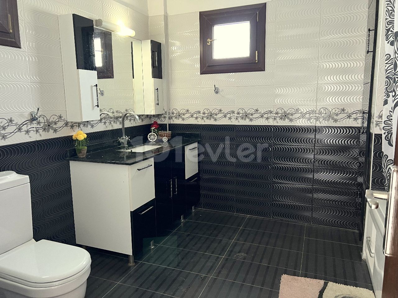 Girne , Lapta'da 4+1 kiralık,  havuzsuz villa geniş bahçe içerisinde, sessiz ve huzurlu bir bölgede. Dağ ve deniz manzaralı.05338403555