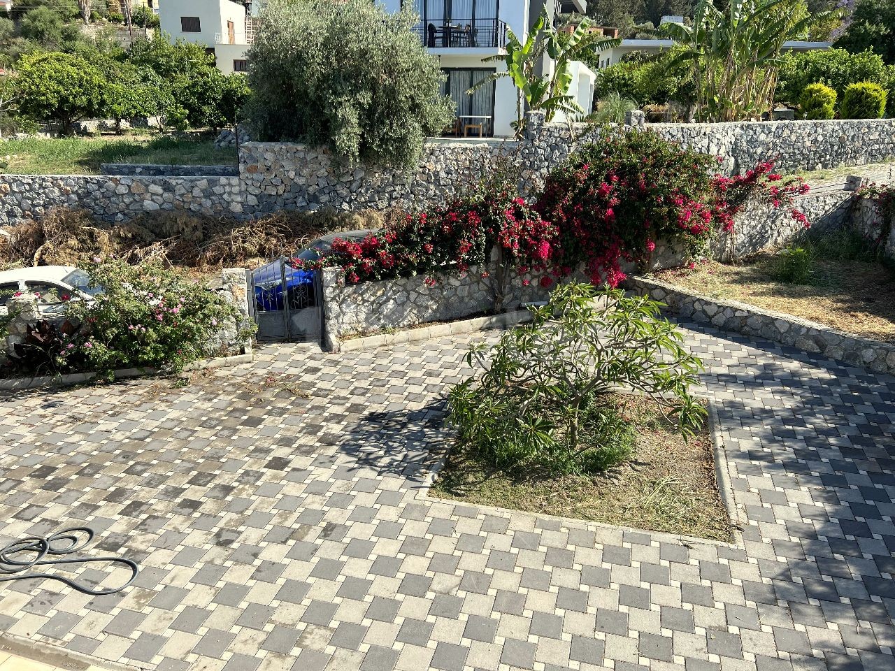 4+1 zu vermieten in Kyrenia , Lapta, villa ohne Pool in einem großen Garten, in einer ruhigen und ruhigen Gegend. Blick auf die Berge und das Meer.05338403555 ** 