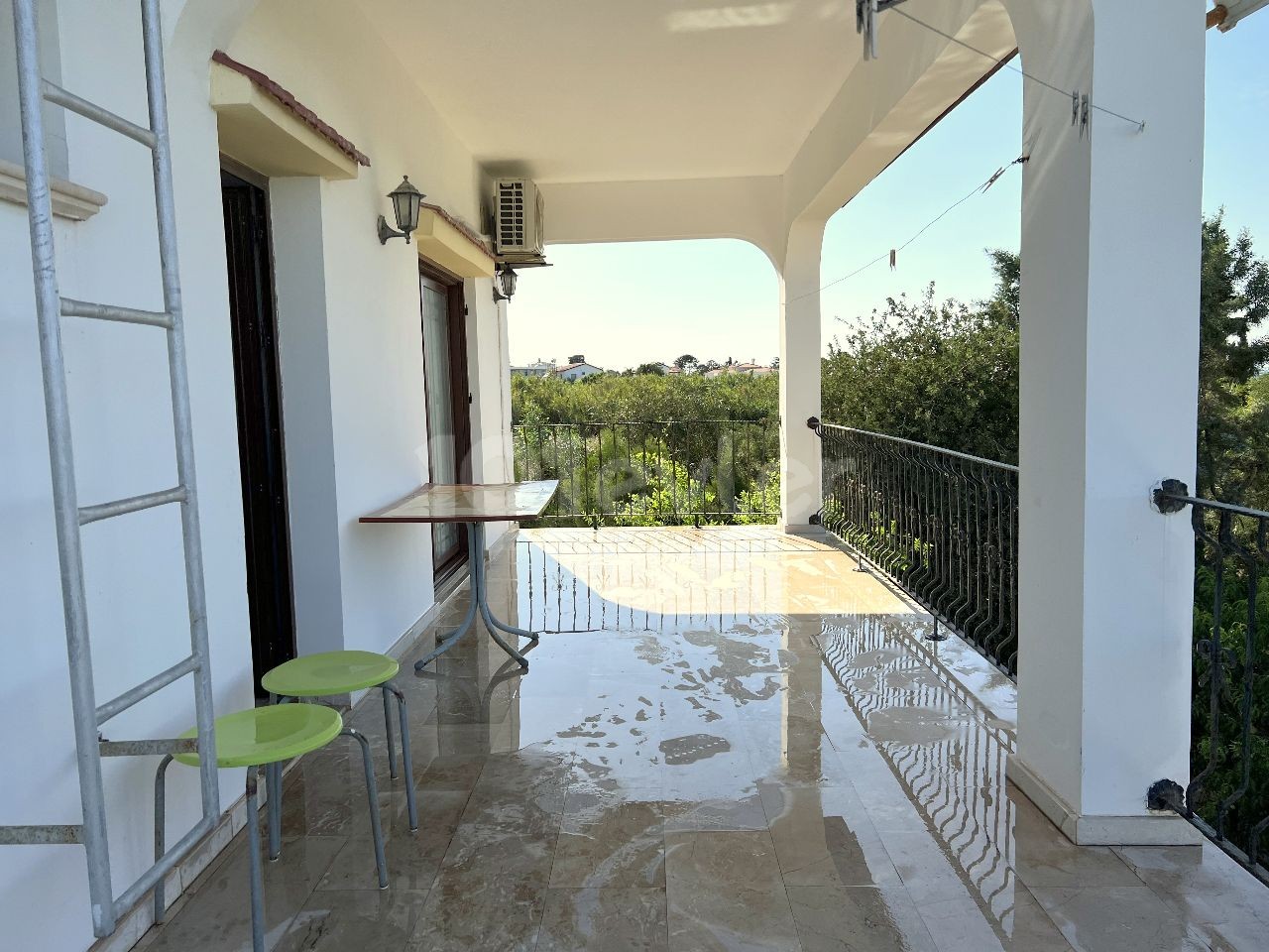 4+1 zu vermieten in Kyrenia , Lapta, villa ohne Pool in einem großen Garten, in einer ruhigen und ruhigen Gegend. Blick auf die Berge und das Meer.05338403555 ** 