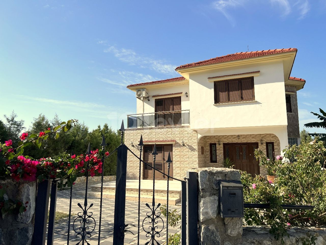 4+1 zu vermieten in Kyrenia , Lapta, villa ohne Pool in einem großen Garten, in einer ruhigen und ruhigen Gegend. Blick auf die Berge und das Meer.05338403555 ** 