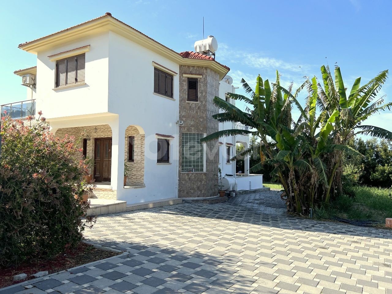 4+1 zu vermieten in Kyrenia , Lapta, villa ohne Pool in einem großen Garten, in einer ruhigen und ruhigen Gegend. Blick auf die Berge und das Meer.05338403555 ** 