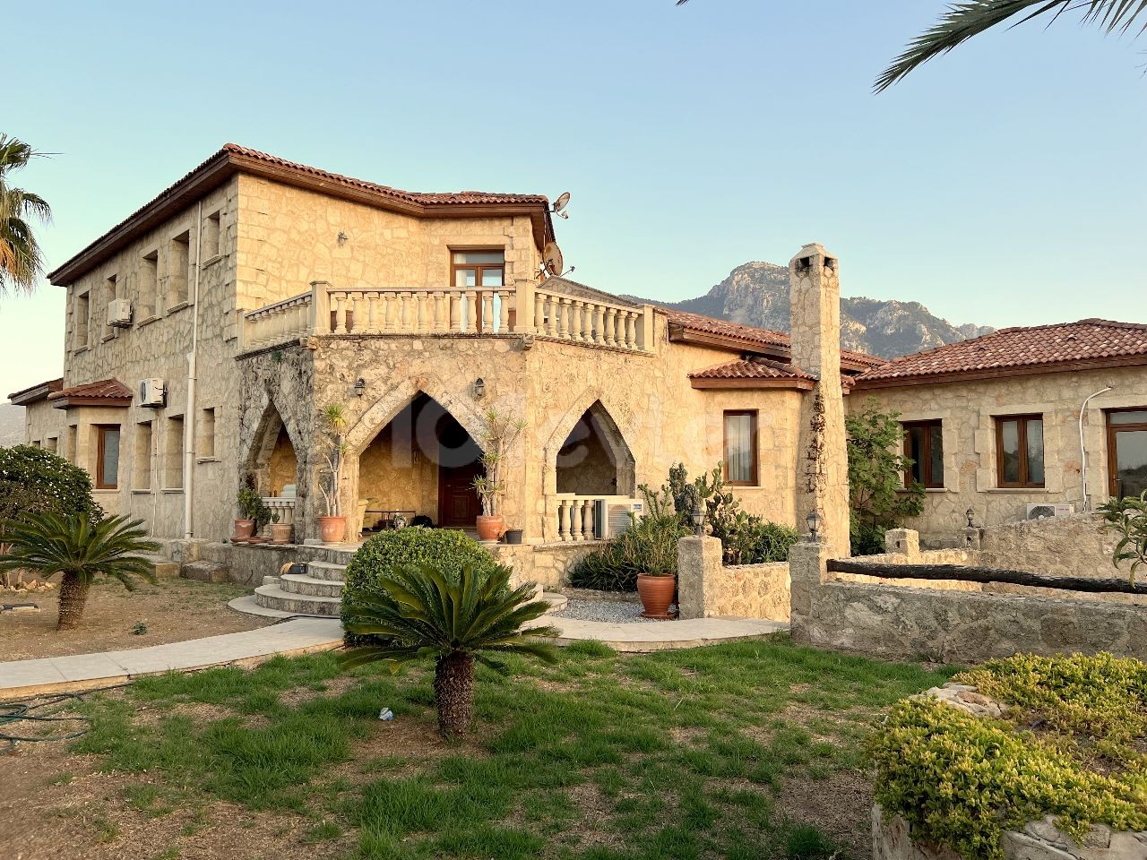 spectacular stone house is only 200 meters from the sea in Karşıyaka, Girne. Solid stone house with 4 bedrooms. It has a private swimming pool, study room and closed garage. You are welcome to the terrace of this villa for the most perfect sunset on the island.