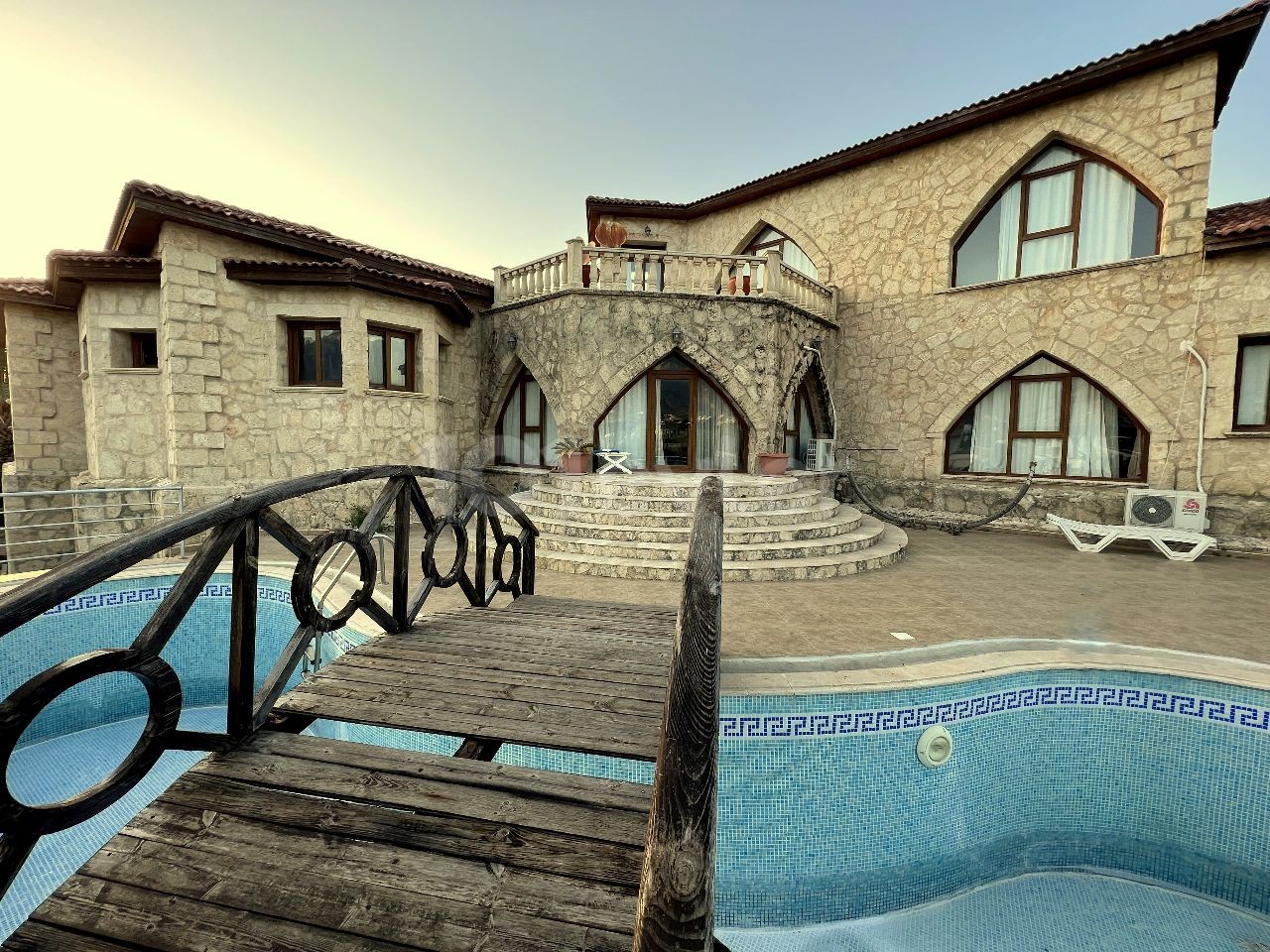 Girne, Karşıyaka'da muhteşem taş ev. 4 yatak odalı, çalışma odası , özel yüzme havuzu ve kapalı garajı mevcut. mükemmel gün batımını izleyebileceğiniz teras. Denize sadece 200m mesafede. 05338403555