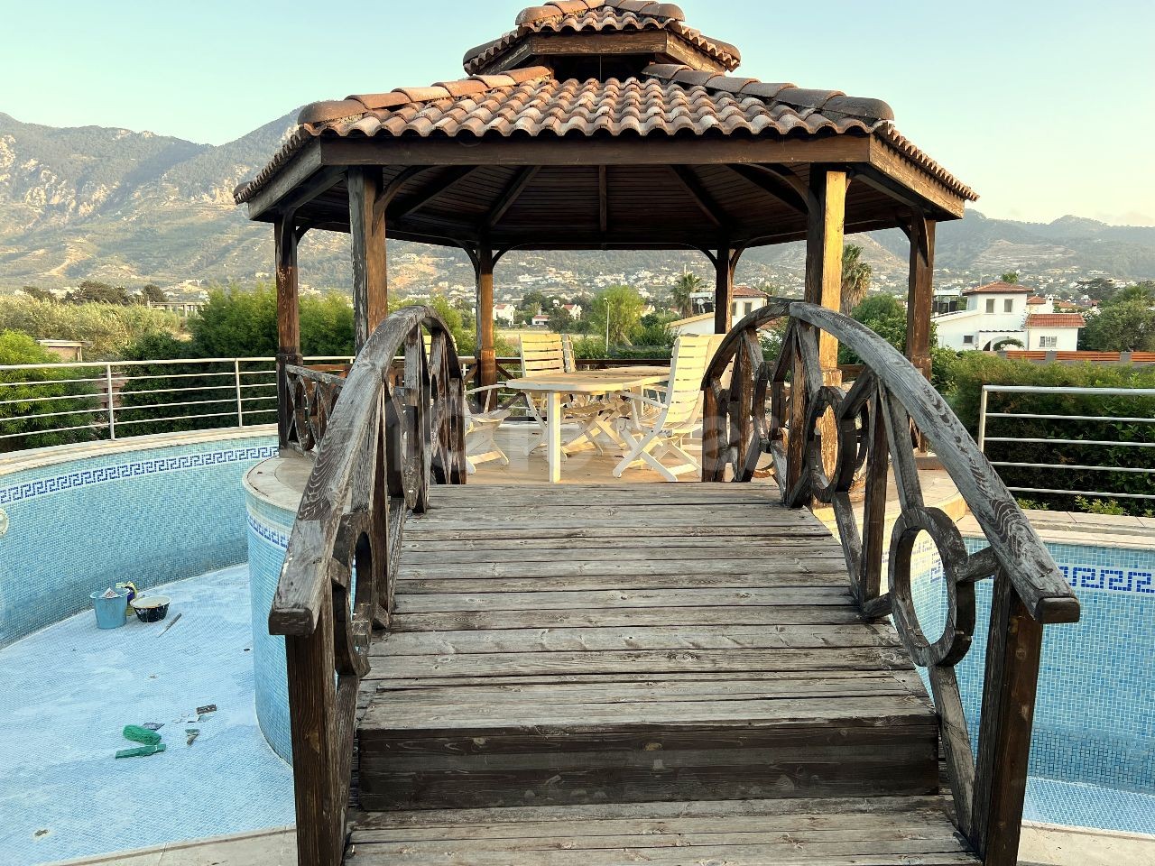 Kyrenia, Karsiyaka ist auch ein wunderschönes Steinhaus. Es verfügt über 4 Schlafzimmer, ein Arbeitszimmer , einen privaten Pool und eine geschlossene Garage. Terrasse, wo Sie den perfekten Sonnenuntergang beobachten können. Nur 200 m vom Meer entfernt. 05338403555 ** 