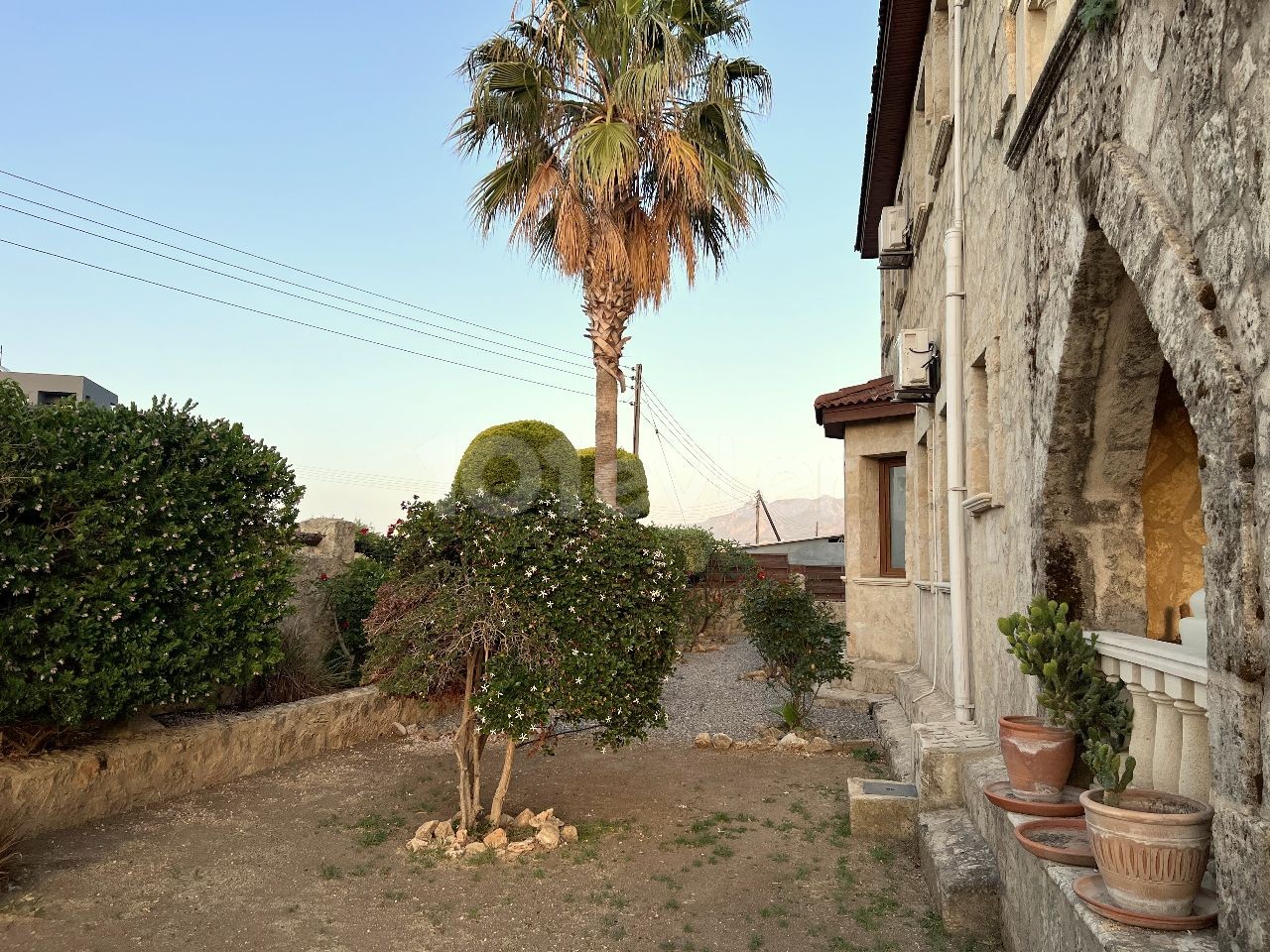 Girne, Karşıyaka'da muhteşem taş ev. 4 yatak odalı, çalışma odası , özel yüzme havuzu ve kapalı garajı mevcut. mükemmel gün batımını izleyebileceğiniz teras. Denize sadece 200m mesafede. 05338403555