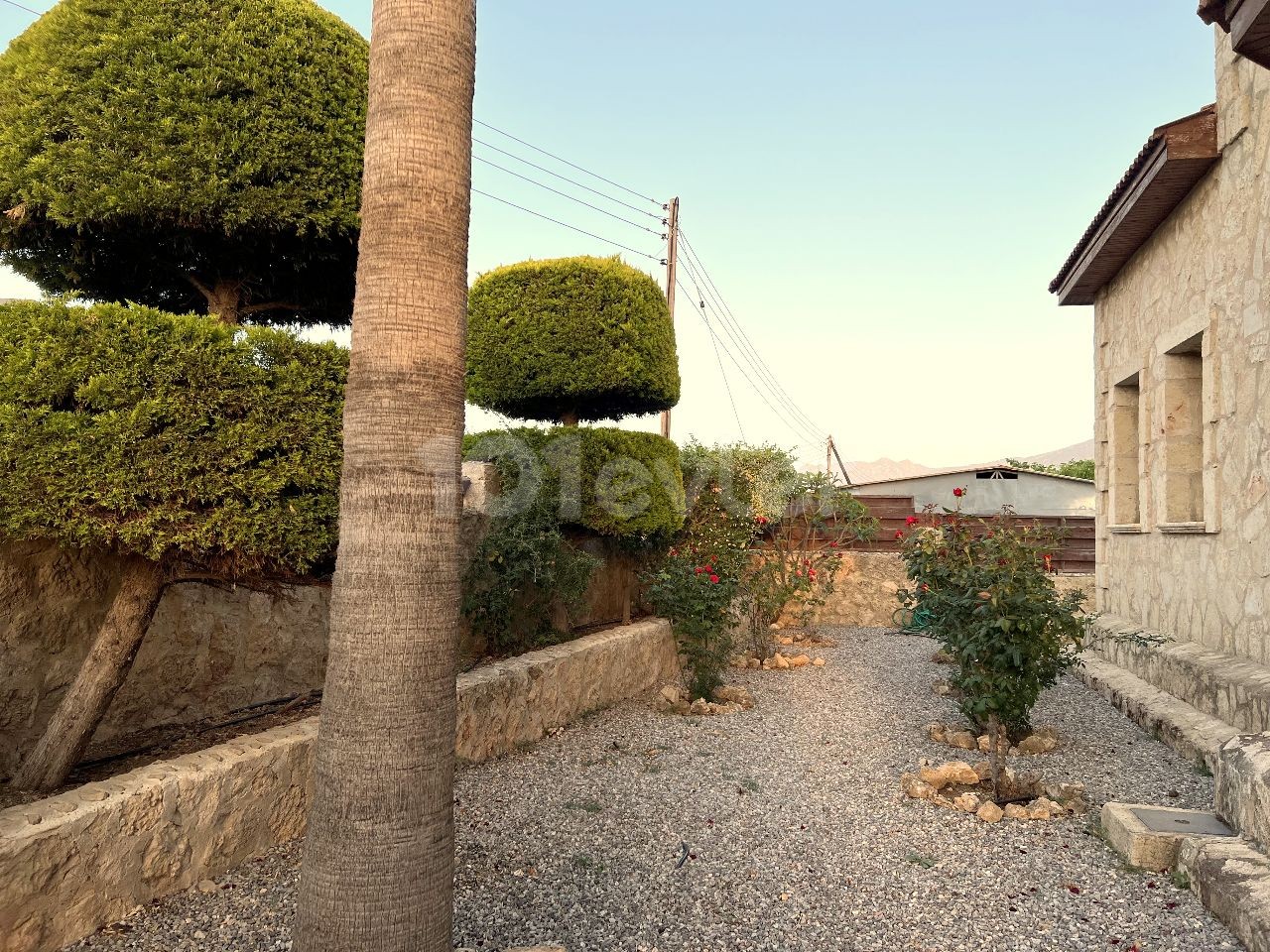 Kyrenia, Karsiyaka ist auch ein wunderschönes Steinhaus. Es verfügt über 4 Schlafzimmer, ein Arbeitszimmer , einen privaten Pool und eine geschlossene Garage. Terrasse, wo Sie den perfekten Sonnenuntergang beobachten können. Nur 200 m vom Meer entfernt. 05338403555 ** 