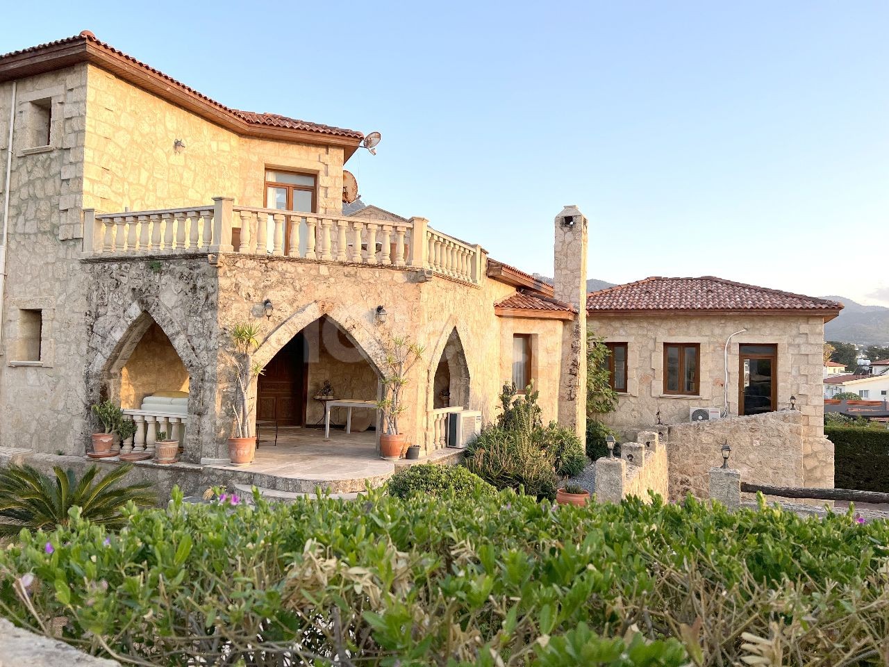 Великолепный каменный дом в Кирении и Каршияка. К услугам гостей 4 спальни, кабинет, частный бассейн и крытый гараж. терраса с прекрасным закатом. Находится в 200 метрах от моря. 05338403555 ** 