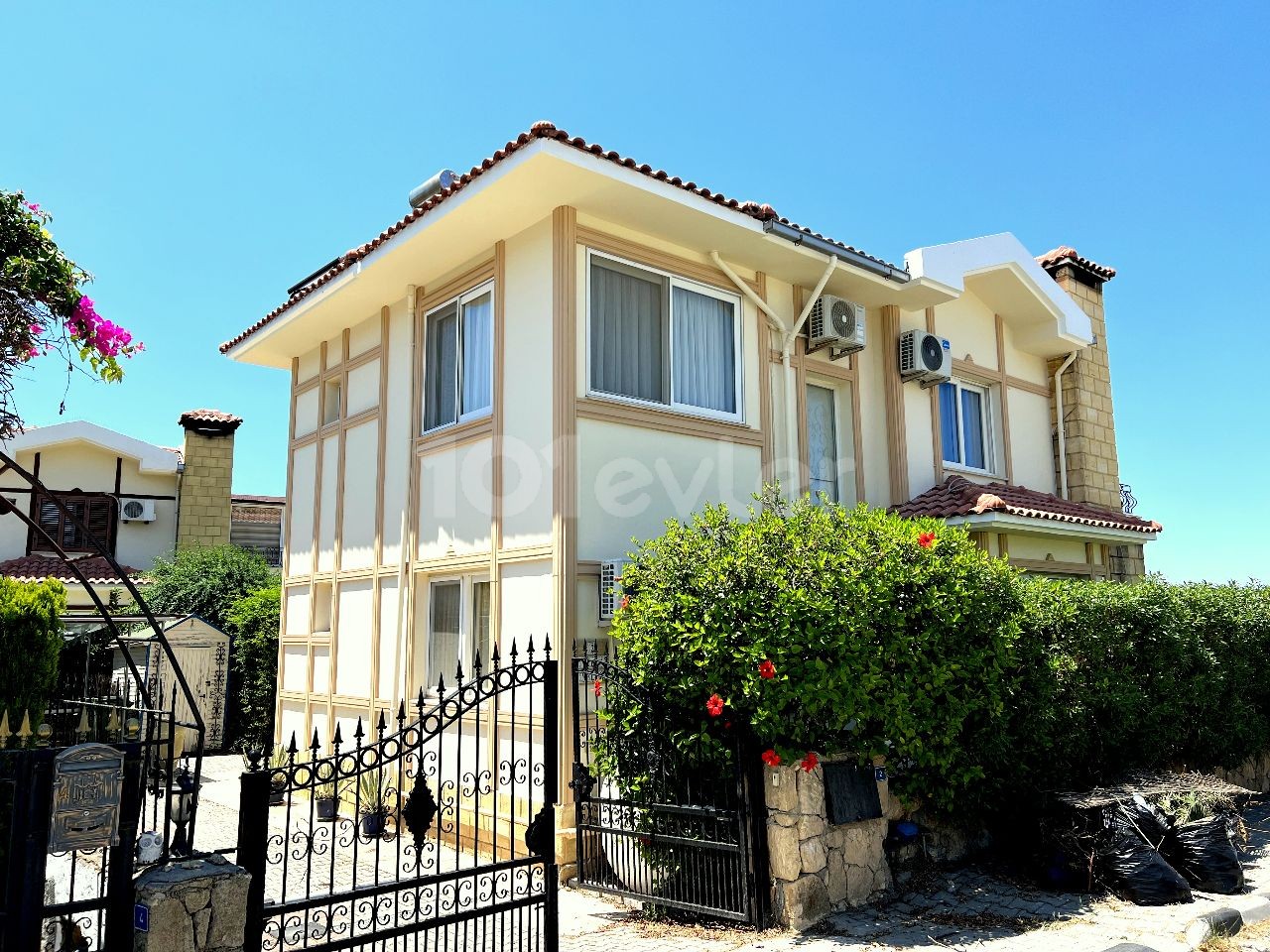 4 bedroom villa in Alsancak, fully furnished, private swimming pool,ready title deed. no VAT. 05338403555