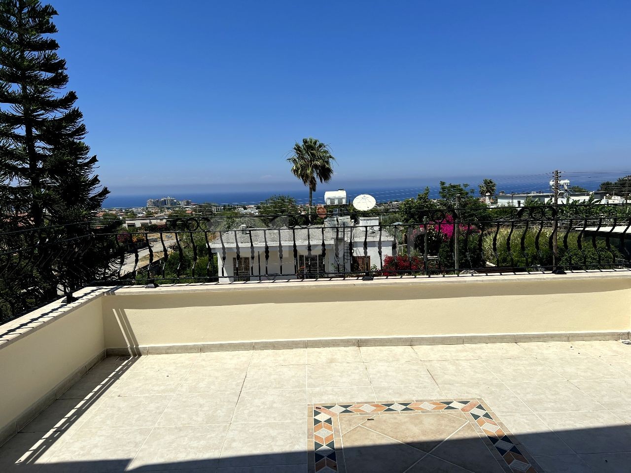 4-Zimmer-villa in Kyrenia, Alsancak, voll möbliert und mit privatem Pool. Unsere Villa in der Nähe von Necat British wurde mit einer fertigen Mehrwertsteuer bezahlt. 05338403555 ** 