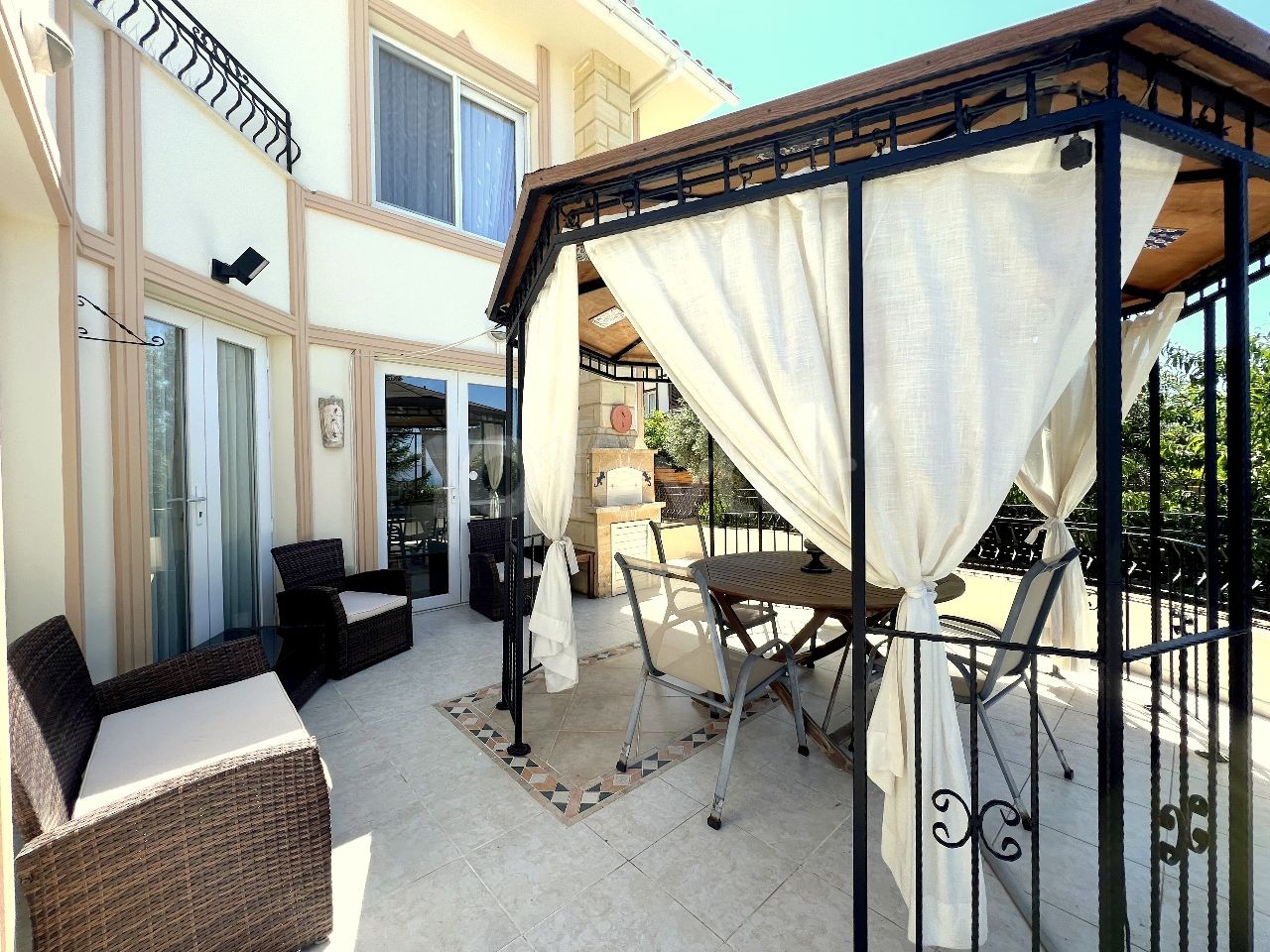 4-Zimmer-villa in Kyrenia, Alsancak, voll möbliert und mit privatem Pool. Unsere Villa in der Nähe von Necat British wurde mit einer fertigen Mehrwertsteuer bezahlt. 05338403555 ** 