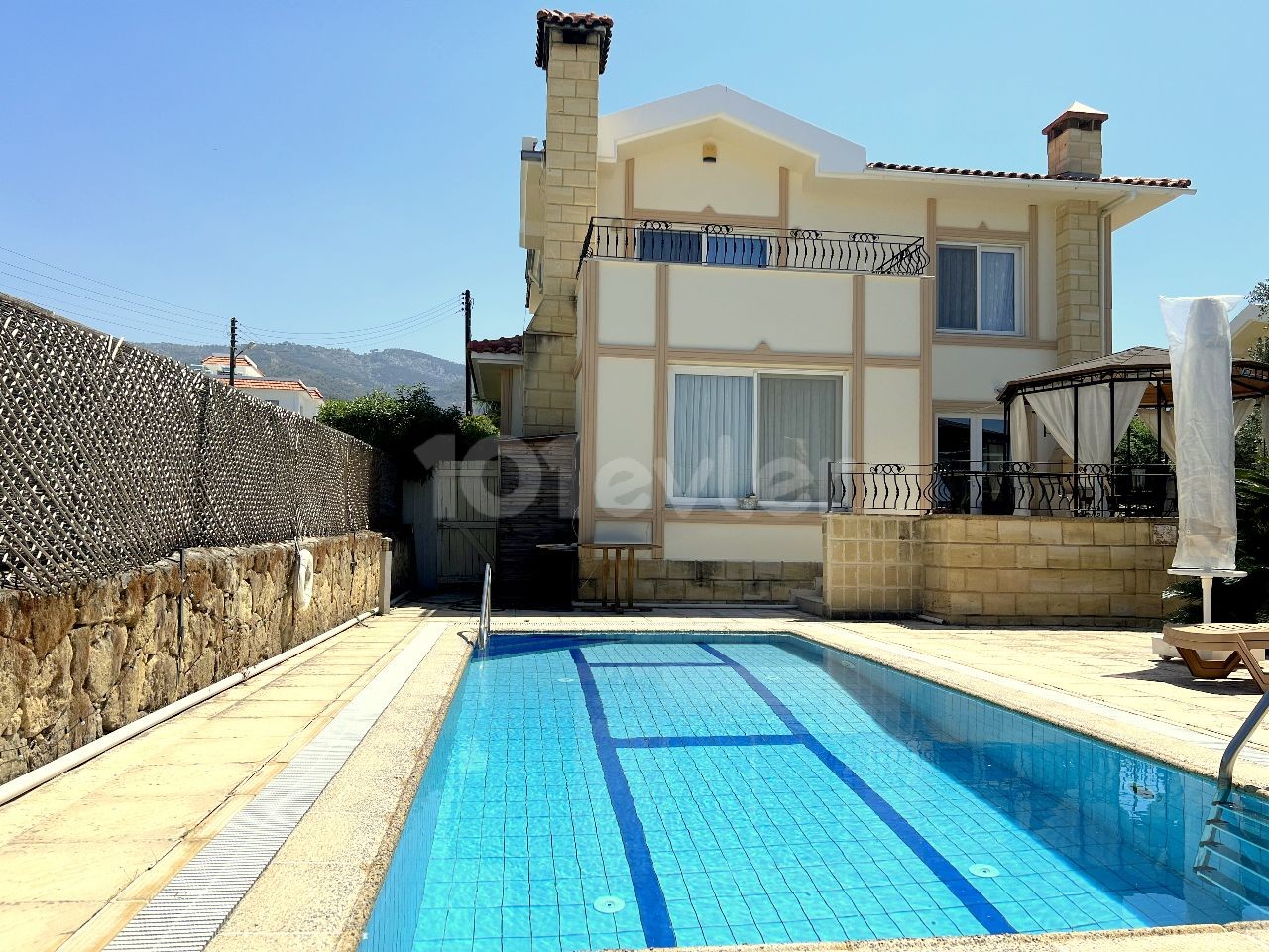 4-Zimmer-villa in Kyrenia, Alsancak, voll möbliert und mit privatem Pool. Unsere Villa in der Nähe von Necat British wurde mit einer fertigen Mehrwertsteuer bezahlt. 05338403555 ** 