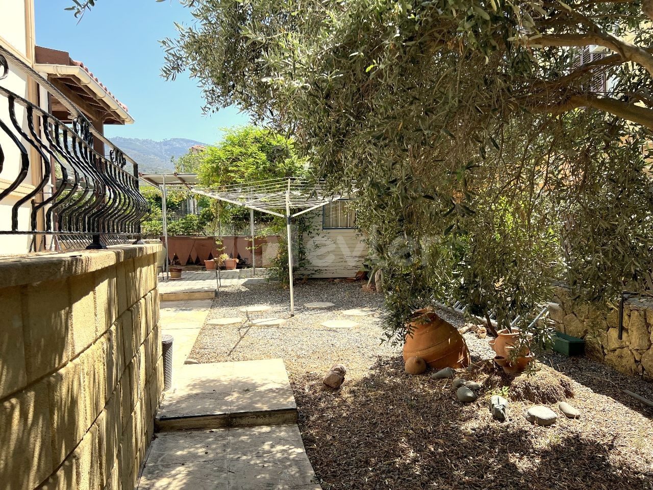 4-Zimmer-villa in Kyrenia, Alsancak, voll möbliert und mit privatem Pool. Unsere Villa in der Nähe von Necat British wurde mit einer fertigen Mehrwertsteuer bezahlt. 05338403555 ** 