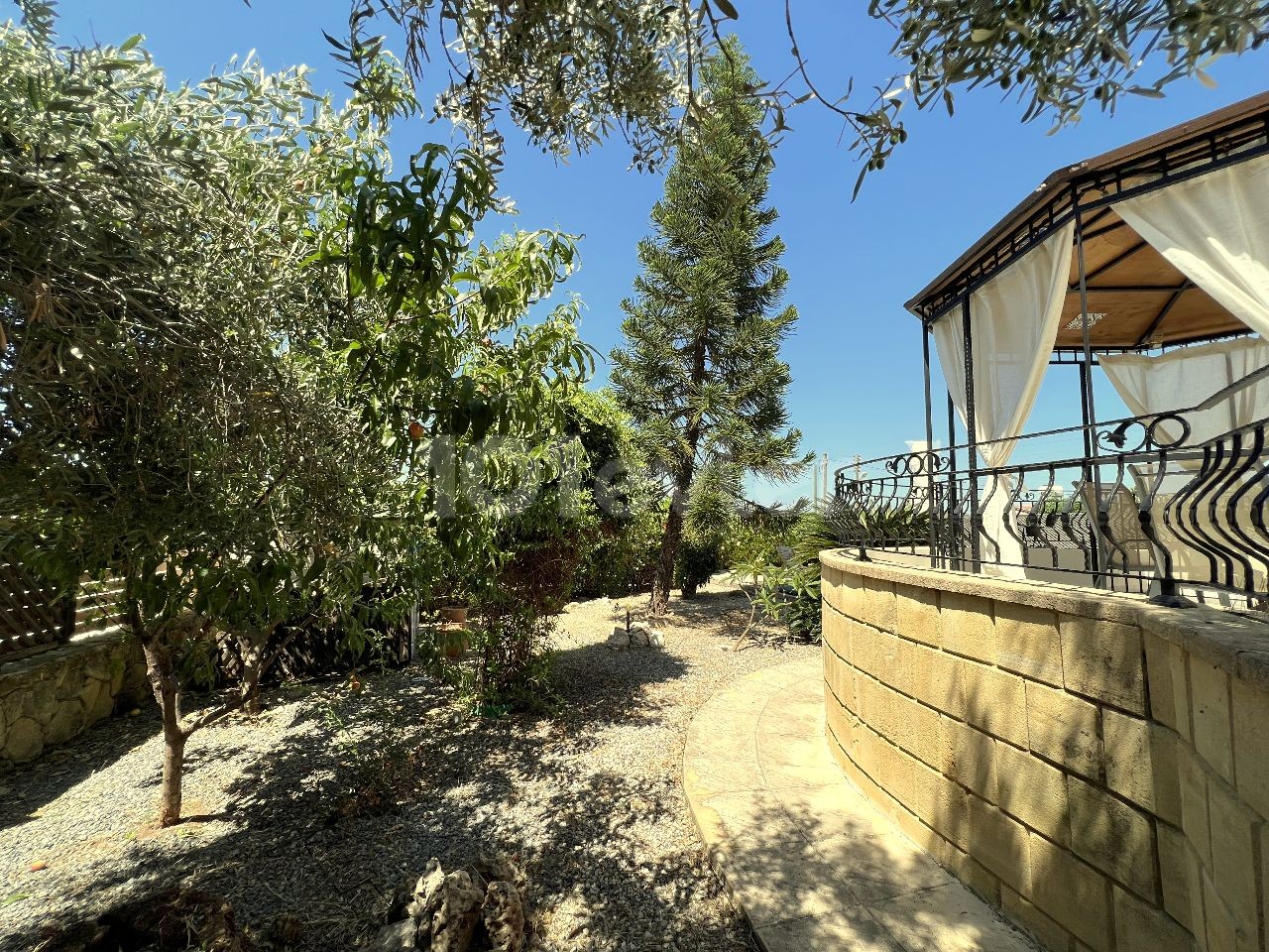 4-Zimmer-villa in Kyrenia, Alsancak, voll möbliert und mit privatem Pool. Unsere Villa in der Nähe von Necat British wurde mit einer fertigen Mehrwertsteuer bezahlt. 05338403555 ** 