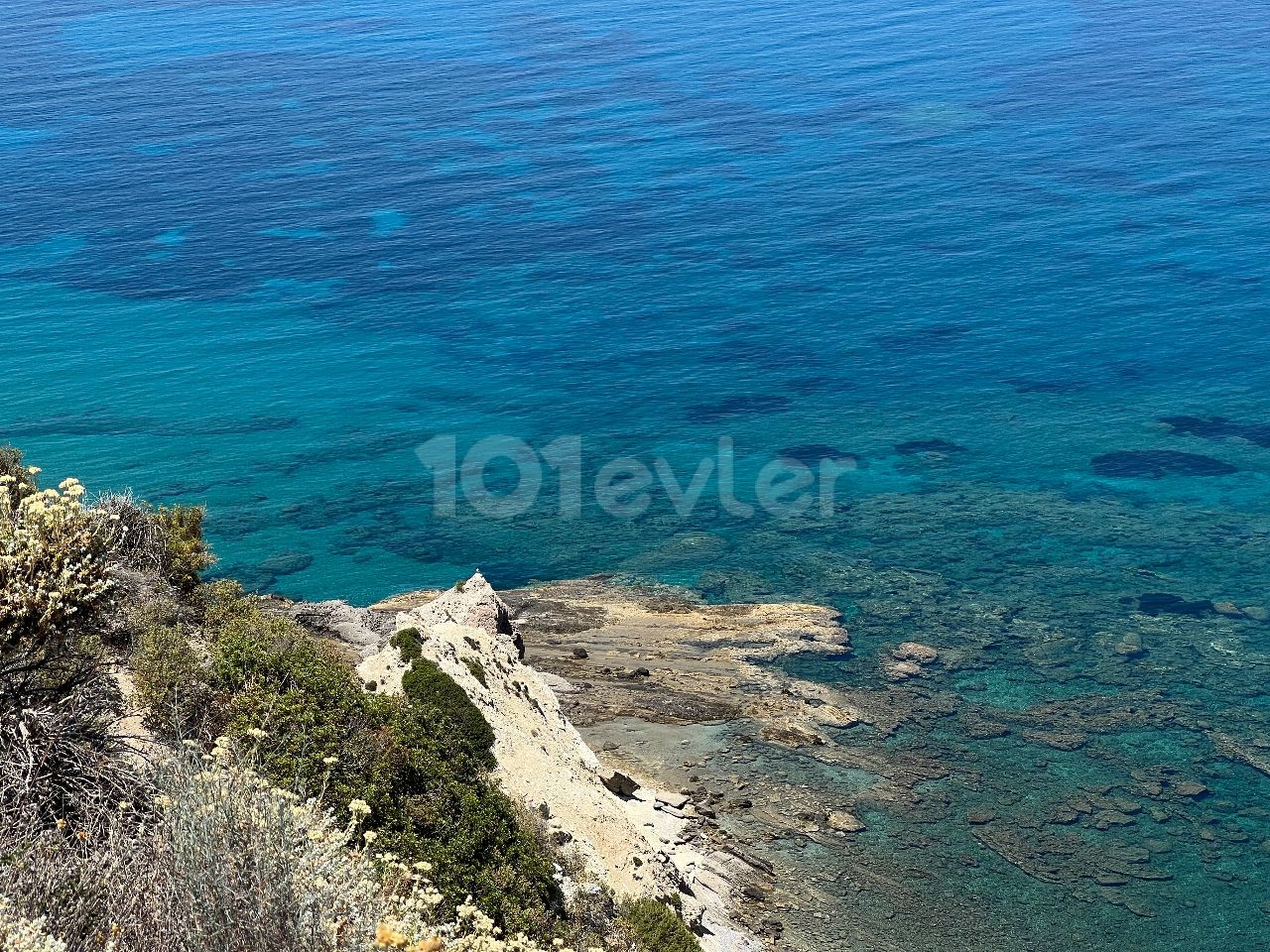 Land am Meer im Dorf Kyrenia Felsen. Es gibt einen Unterschied zwischen Meer und Land. Ein wunderschönes Land mit Blick auf eine wunderschöne Bucht. 05338403555 ** 