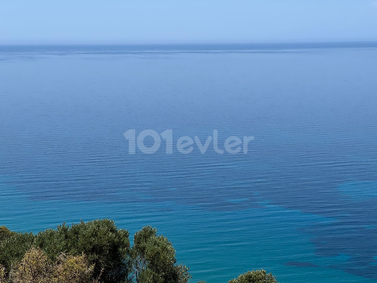 Land am Meer im Dorf Kyrenia Felsen. Es gibt einen Unterschied zwischen Meer und Land. Ein wunderschönes Land mit Blick auf eine wunderschöne Bucht. 05338403555 ** 