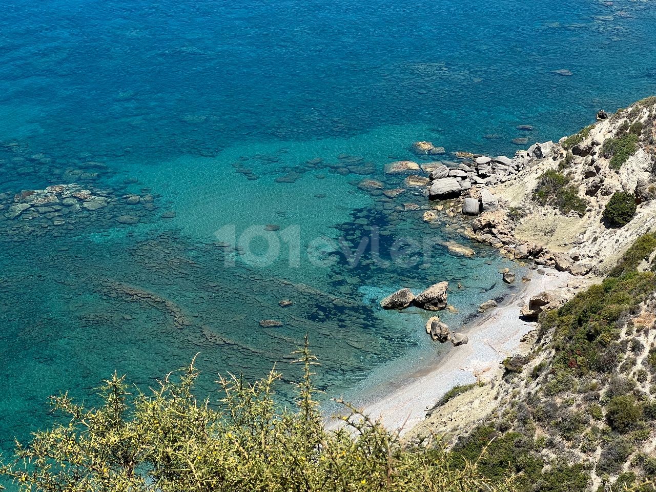 Land am Meer im Dorf Kyrenia Felsen. Es gibt einen Unterschied zwischen Meer und Land. Ein wunderschönes Land mit Blick auf eine wunderschöne Bucht. 05338403555 ** 