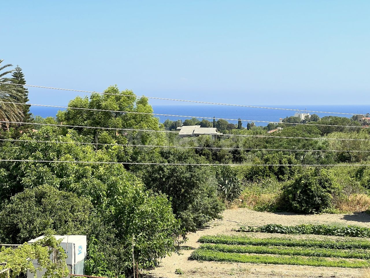 A detached house located in a 1200m2 land consisting of 4 apartments in Kyrenia Laptada is for sale. 05338403555 ** 