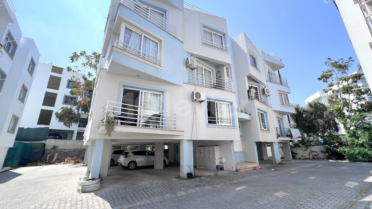 Girne merkezde 3 yatak odalı daire. Çarşıya yürüyüş mesafesinde, kapalı otopark. ebeveyn banyolu. 05338403555