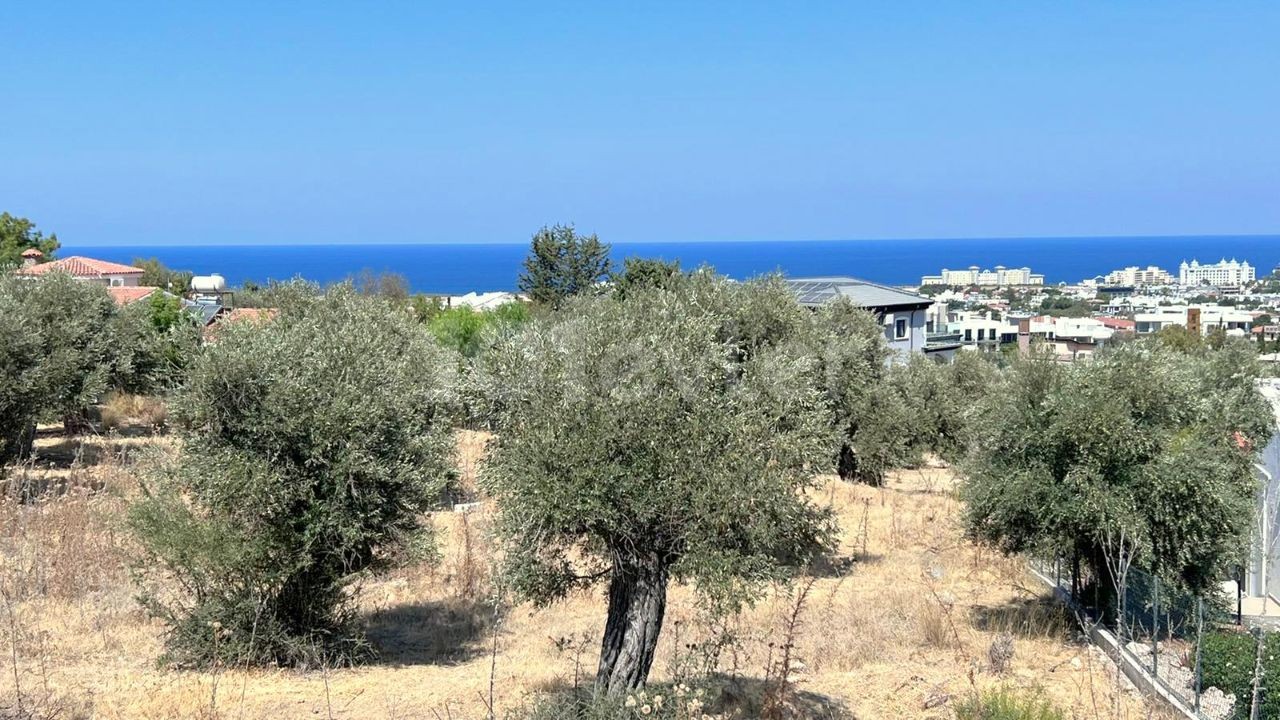 In Kyrenia Alsancak Necat British College District, 90% zoniert, gleichwertige COB Land geeignet für apartmentstruktur. 05338403555 ** 