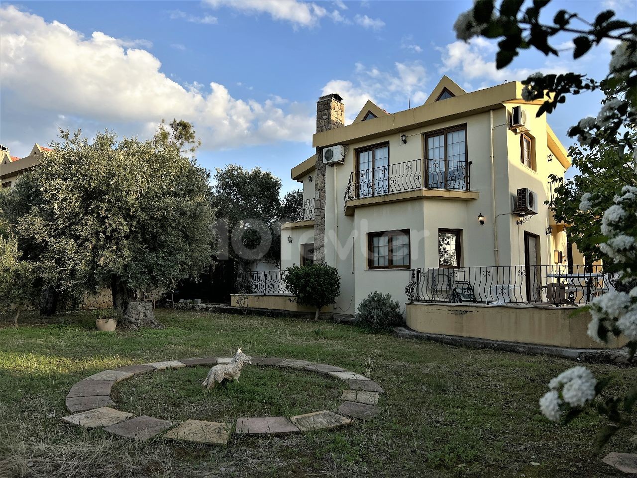 ویلای 3 خوابه با باغ در مکانی عالی در Esentepe، گیرنه. 05338403555 /05488403555