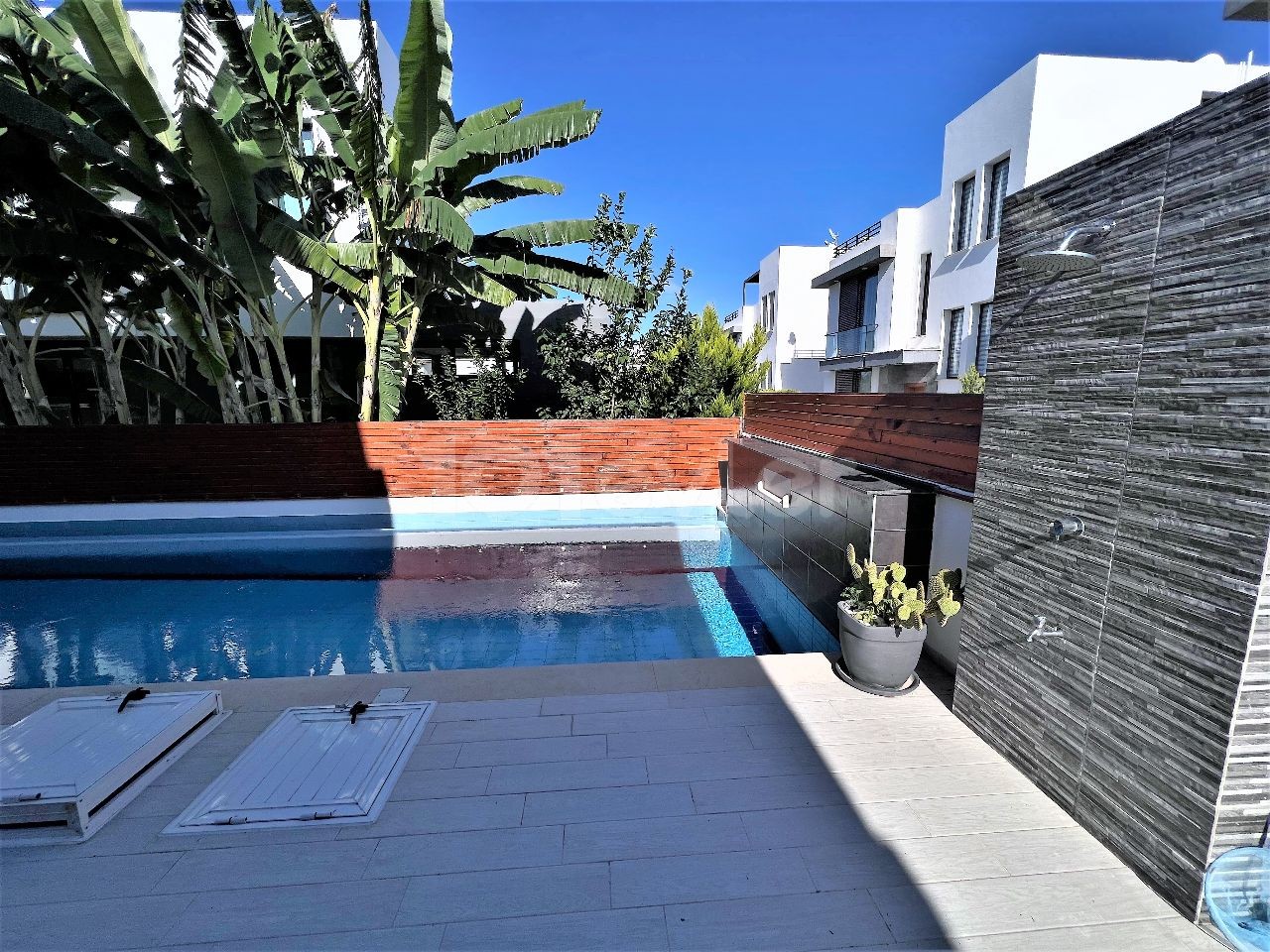 Luxry 3 bedroom villa in Alsacak close to Escape beach. With a beautiful sea and mountain views, ready to move in. Ready exchange title deed.05338403555