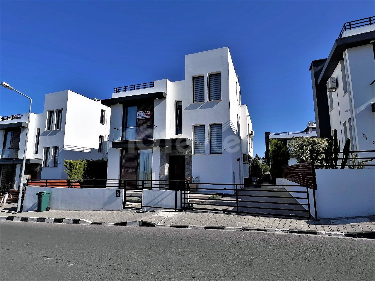 Luxry 3 bedroom villa in Alsacak close to Escape beach. With a beautiful sea and mountain views, ready to move in. Ready exchange title deed.05338403555