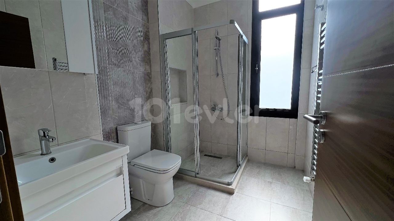 Girne, Asancak Yavuz Çıkarma Plajına çok yakın mesafede taşınmaya hazır, dağ ve deniz manzaralı, eşdeğer koçanı hazır, eşyalı lüks villa. 05338403555