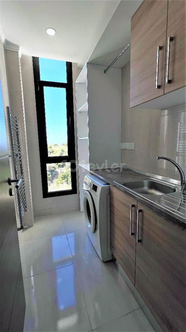 Girne, Asancak Yavuz Çıkarma Plajına çok yakın mesafede taşınmaya hazır, dağ ve deniz manzaralı, eşdeğer koçanı hazır, eşyalı lüks villa. 05338403555