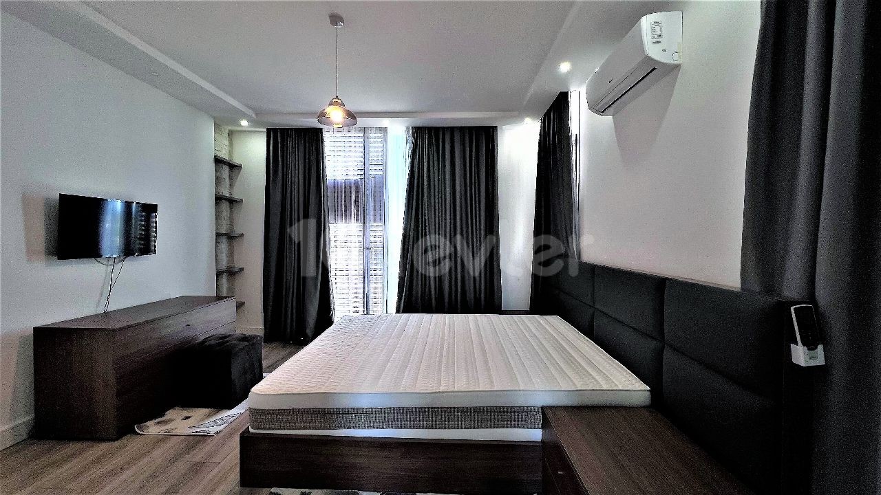 Girne, Asancak Yavuz Çıkarma Plajına çok yakın mesafede taşınmaya hazır, dağ ve deniz manzaralı, eşdeğer koçanı hazır, eşyalı lüks villa. 05338403555