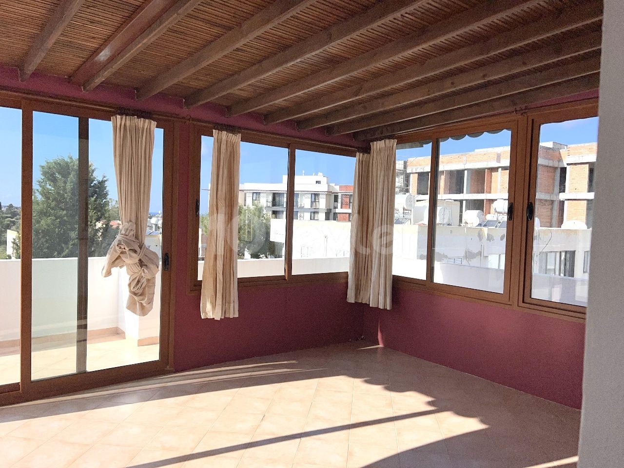 Girne Zeytinlik bölgesi, Pascucci arkası geniş penthouse. Geniş terasları ve barbekü ile manzaranın keyfini çıkarmak kalıyor. Şehir stresinden kurtulmak için terasında müstakil keyfini yaşayın.Koçan hazır KDV ödenmiştir. 05338403555