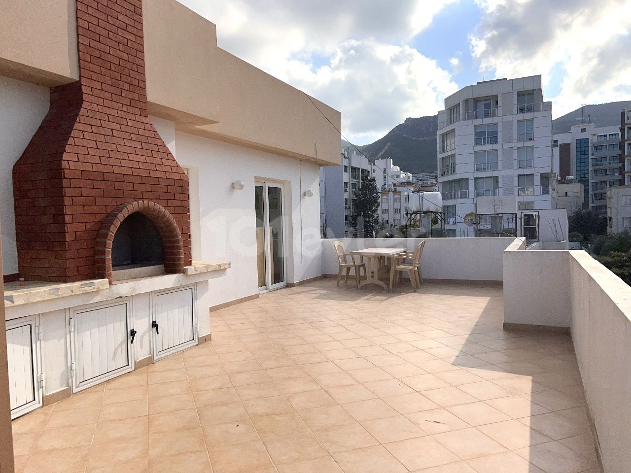 Girne Zeytinlik bölgesi, Pascucci arkası geniş penthouse. Geniş terasları ve barbekü ile manzaranın keyfini çıkarmak kalıyor. Şehir stresinden kurtulmak için terasında müstakil keyfini yaşayın.Koçan hazır KDV ödenmiştir. 05338403555