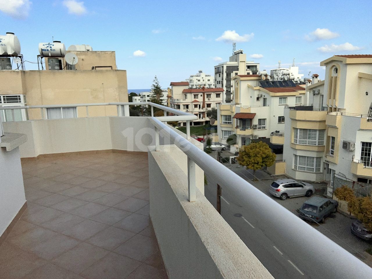 Girne Zeytinlik bölgesi, Pascucci arkası geniş penthouse. Geniş terasları ve barbekü ile manzaranın keyfini çıkarmak kalıyor. Şehir stresinden kurtulmak için terasında müstakil keyfini yaşayın.Koçan hazır KDV ödenmiştir. 05338403555